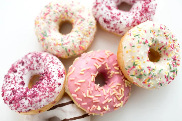 Beyaz masa üzerinde sırlı Donuts yakın çekim — Stok fotoğraf