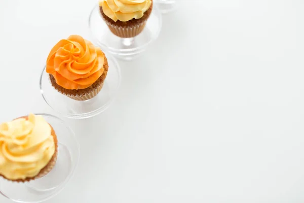 Cupcakes with frosting on confectionery stands — Stock Photo, Image