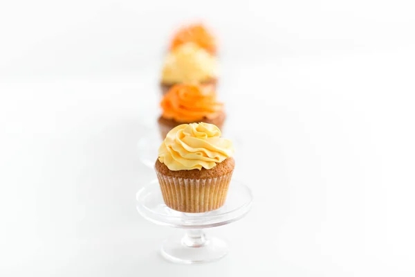 Cupcakes met glazuur op banketbakjes — Stockfoto