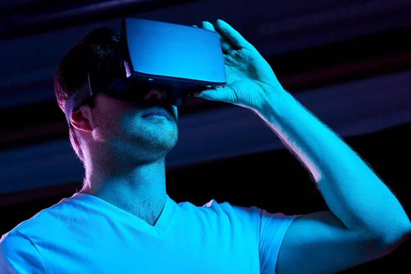 Ember a virtuális valóság fejhallgató vagy vr szemüveg — Stock Fotó