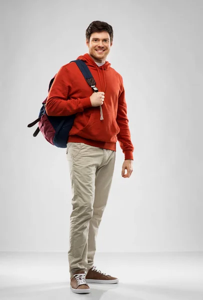 Mladý muž nebo student s školní taška nebo batoh — Stock fotografie