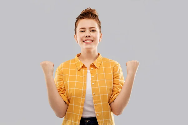 Feliz menina adolescente ruiva comemorando o sucesso — Fotografia de Stock