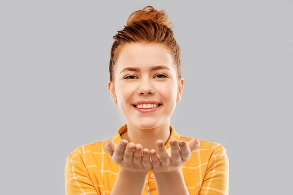 Glad röd haired tonårig flicka håller tomma händer — Stockfoto