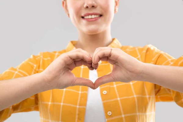 Ler tonårig flicka gör hjärtat gest — Stockfoto