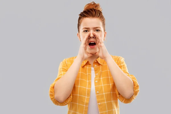 Rood harige tienermeisje iemand opbellen — Stockfoto