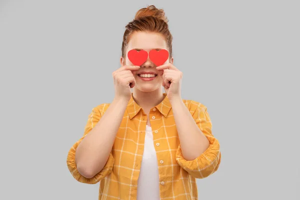 Ler röd haired tonårsflicka med hjärtan — Stockfoto