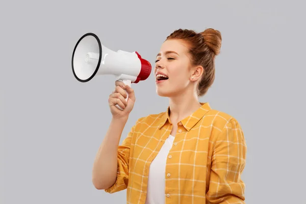 Rudowłosy nastolatek dziewczyna mówiąc megafon — Zdjęcie stockowe