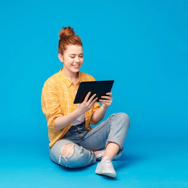 Röd haired tonårsflicka med Tablet PC-dator — Stockfoto