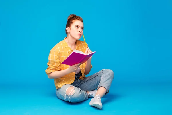 Tonårsstudent flicka med dagbok eller anteckningsbok — Stockfoto