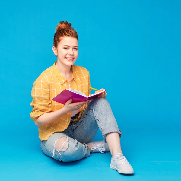 Menina adolescente feliz estudante com diário ou caderno — Fotografia de Stock