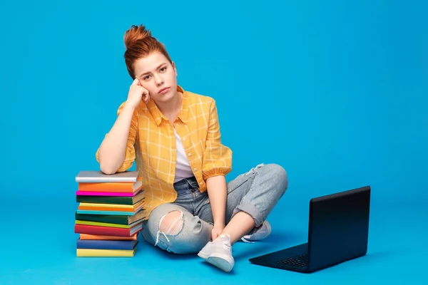Triste ruiva adolescente estudante menina com laptop — Fotografia de Stock