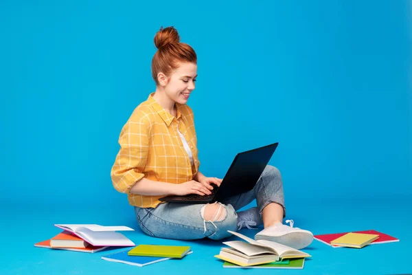 Rood harige tiener student meisje met laptop — Stockfoto