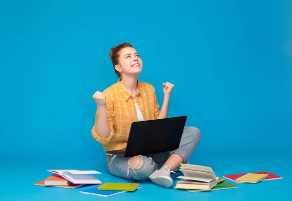 Felice studentessa con computer portatile celebrando il successo — Foto Stock