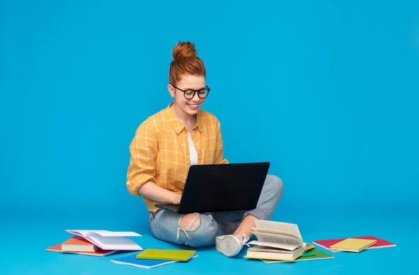 Röd haired teenage student tjej med laptop — Stockfoto