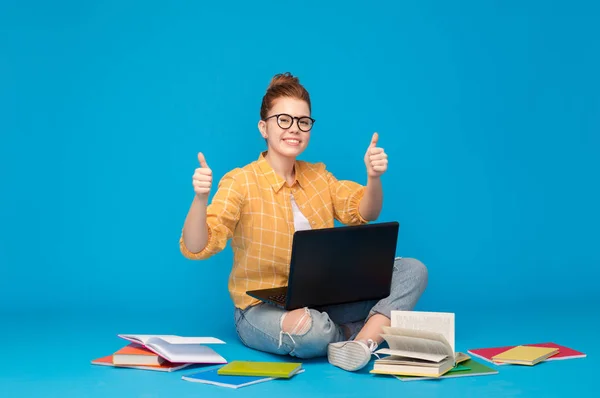 Adolescent étudiant fille avec ordinateur portable montrant pouces vers le haut — Photo