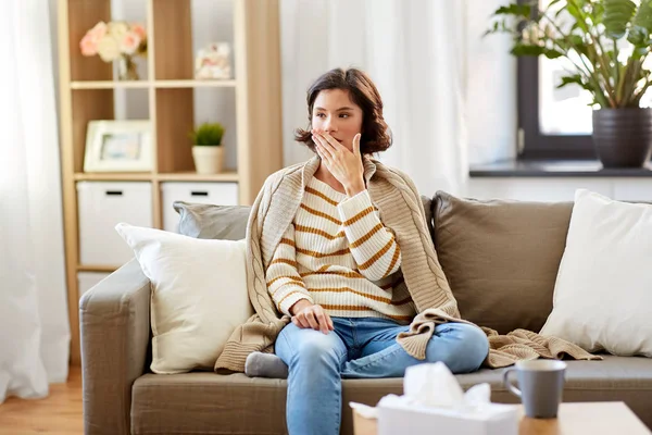Sjuk kvinna i filt hosta hemma — Stockfoto