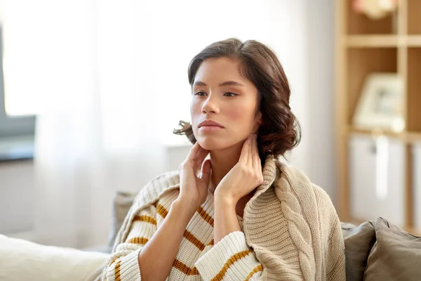 Zieke vrouw aanraken haar lymfeklieren thuis — Stockfoto