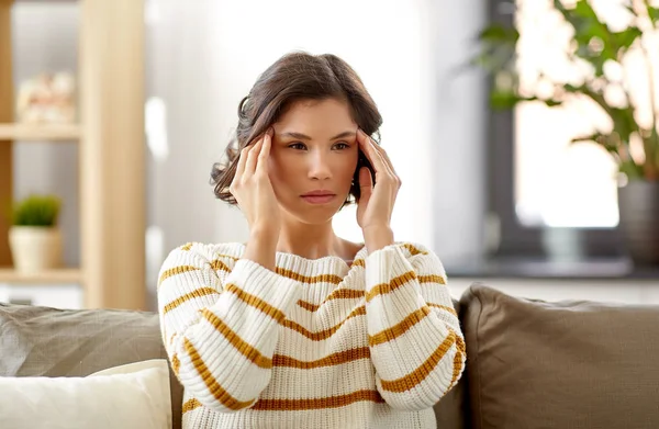 Несчастная женщина страдает от головной боли дома — стоковое фото