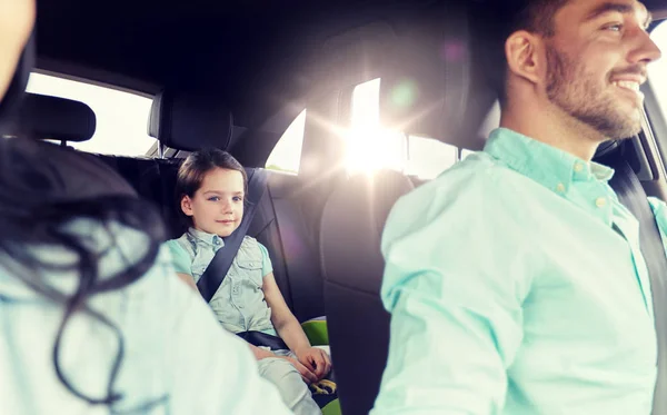 Família feliz com criança pequena dirigindo no carro — Fotografia de Stock