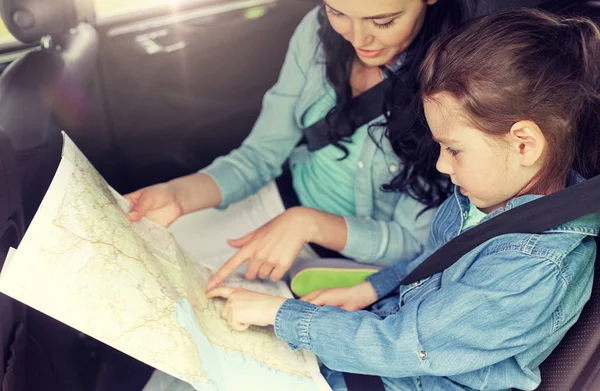 Família feliz com mapa de viagem de condução em carro — Fotografia de Stock