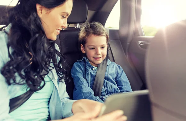 Счастливая семья с планшетным ПК вождения в машине — стоковое фото