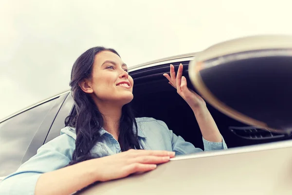 Glad ung kvinna i bil — Stockfoto