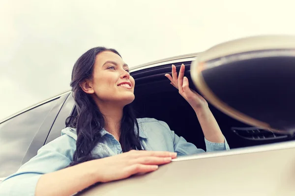 Feliz joven mujer conduciendo en coche — Foto de Stock