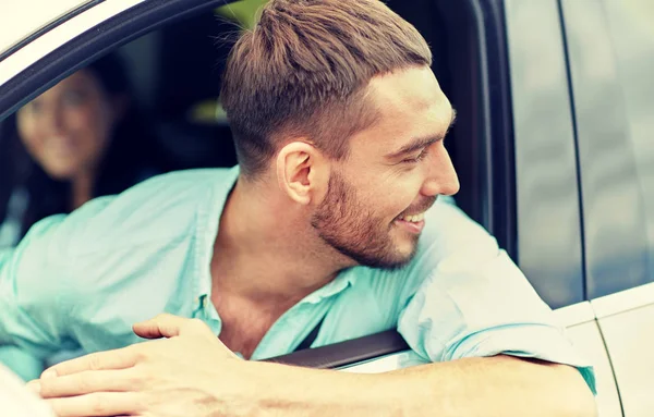 Счастливый улыбающийся человек за рулем автомобиля — стоковое фото