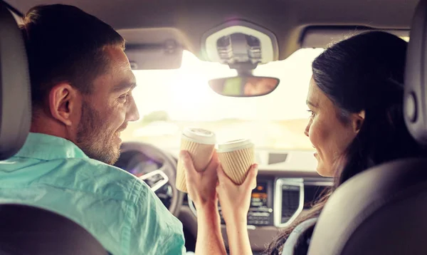 행복 한 남자와 여 자가 커피와 차에 운전 — 스톡 사진