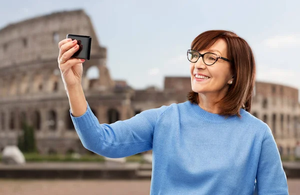 Femme âgée prenant selfie par smartphone — Photo