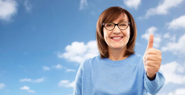 Retrato de mulher sênior mostrando polegares para cima — Fotografia de Stock