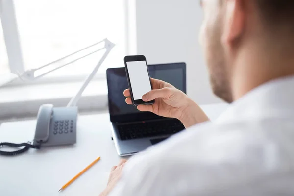 Primo piano dell'uomo d'affari utilizzando lo smartphone in ufficio — Foto Stock