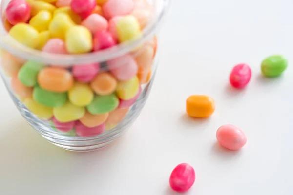 Primer plano de frasco de vidrio con gotas de caramelo de colores —  Fotos de Stock