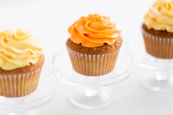 Cupcakes with frosting on confectionery stands — Stock Photo, Image