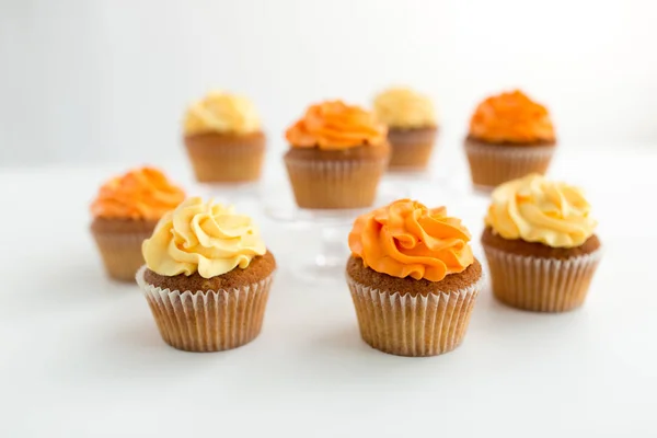 Cupcakes with frosting on white background — Stock Photo, Image