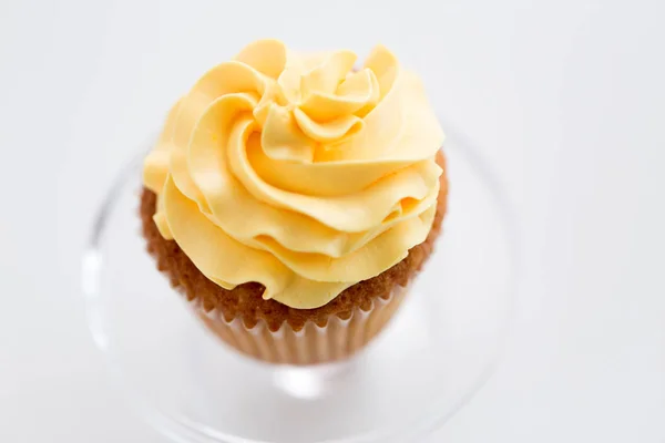 Cupcake with frosting on confectionery stand — Stock Photo, Image