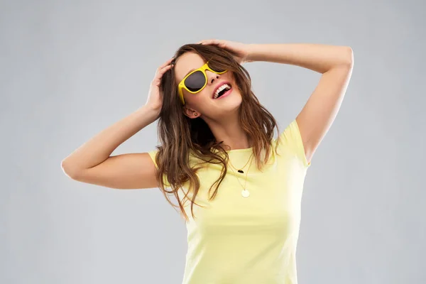 Genç kız sarı güneş gözlüğü ve t-shirt — Stok fotoğraf