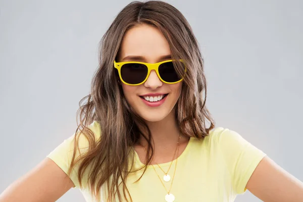 Menina adolescente em óculos de sol amarelos e t-shirt — Fotografia de Stock