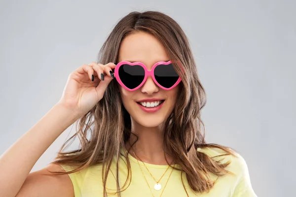 Teenager mit herzförmiger Sonnenbrille — Stockfoto