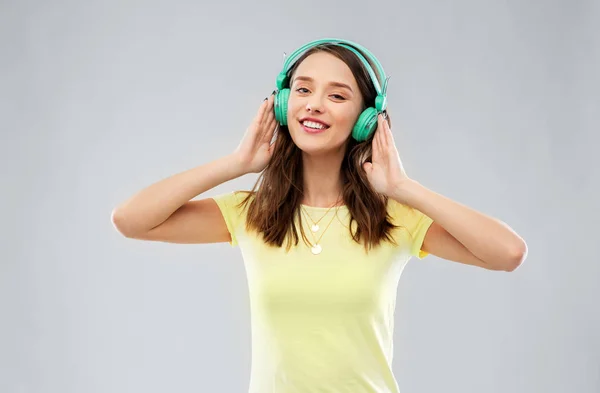 Feliz joven mujer o adolescente con auriculares — Foto de Stock