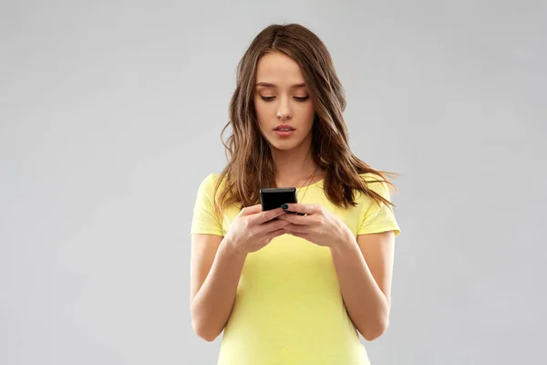 Jonge vrouw of tienermeisje met smartphone — Stockfoto
