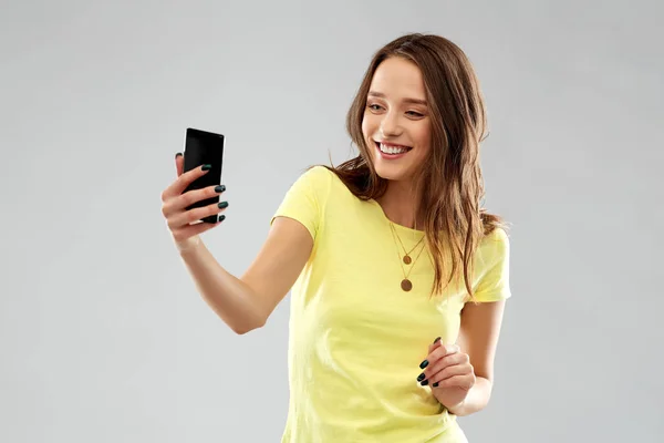 Χαμογελώντας εφηβικό κορίτσι λαμβάνοντας αυτοπορτρέτα με smartphone — Φωτογραφία Αρχείου
