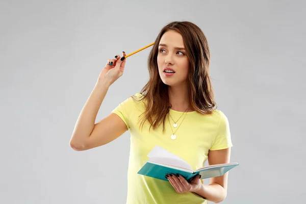 Teenage student tjej med dagbok eller anteckningsboken tycker — Stockfoto