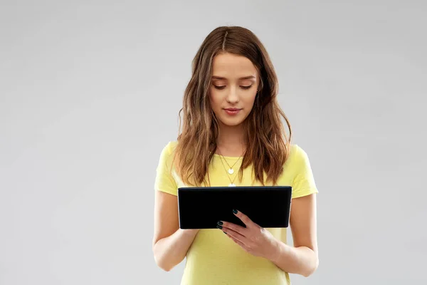 Junge Frau oder Teenager mit Tablet-Computer — Stockfoto