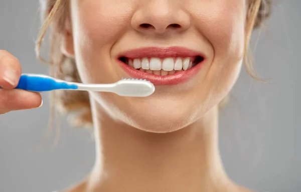 Κοντινό πλάνο γυναίκα με οδοντόβουρτσα καθαρισμό δοντιών Royalty Free Φωτογραφίες Αρχείου