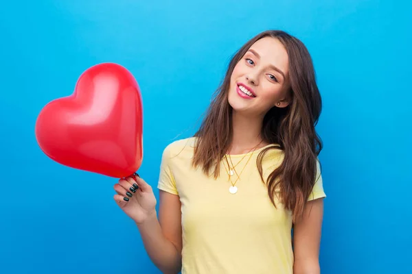 Девочка-подросток с красным шаром в форме сердца — стоковое фото