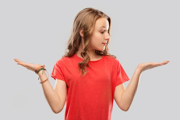 Sonriente adolescente sosteniendo la mano vacía —  Fotos de Stock