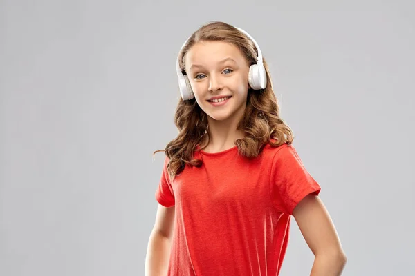 Menina adolescente feliz com fones de ouvido — Fotografia de Stock