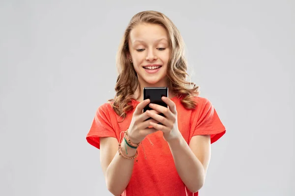 Lachende tienermeisje met smartphone — Stockfoto