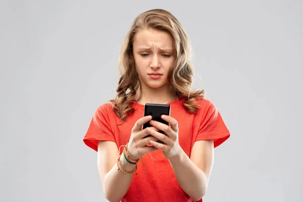 Грустная девочка-подросток с помощью смартфона — стоковое фото